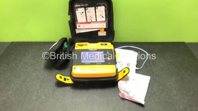 Medtronic Lifepak 1000 Automated External Defibrillator *Mfd - 2006* Version - 2.51 with 1 x Battery, 1 x 3 Lead ECG Lead and 3 x Electrodes (All Expired) in Case (Powers Up in Both AED and ECG Modes) *35013405*