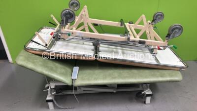 1 x EVAE Hydraulic Patient Examination Couch (Hydraulics Tested Working) and 1 x Plinth Co Electric Bariatric Patient Examination Couch with Controller (Powers Up - Not All Functions Working)