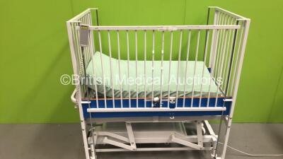 Huntleigh Electric Infant Cot with Mattress and Controller (Powers Up)