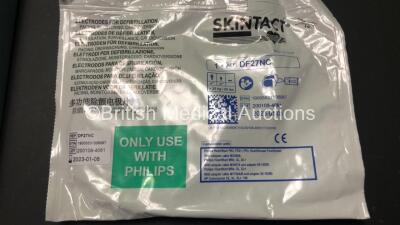 2 x Laerdal Heartstart FR2 Defibrillators in Carry Bags with 3 x Philips M3863A Batteries and 5 x Electrode Packs *3 x Expired* (Both Power Up and Pass Self Tests) **SN 1002073519 / 1002073515** - 8