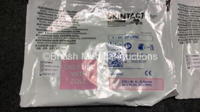 2 x Zoll AED PRO Defibrillators with 2 x 3 Lead ECG Leads, 3 x Electrode Packs *All Out of Date* in 2 x Carry Bags (Both Power Up with Stock Battery, Batteries Not Included, Slightly Damaged Display Screens) - 4