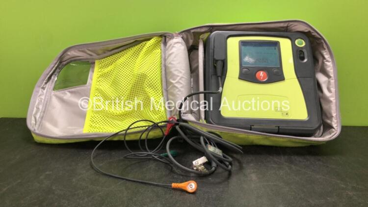 Zoll AED PRO Defibrillators 1 x Battery and 1 x 3 Lead ECG Lead in Carry Bag (Powers Up with Damaged Plastic Screen-See Photo) *SN A10C016689*