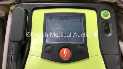 Zoll AED PRO Defibrillators 1 x Battery and 1 x 3 Lead ECG Lead in Carry Bag (Powers Up with Damaged Plastic Screen-See Photo) *SN A10C016689* - 2