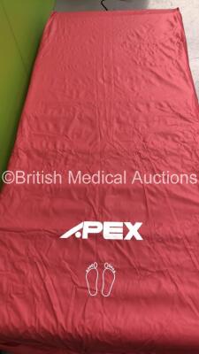 5 x Apex Inflatable Mattresses with Oska Domas Auto Pumps *Brand New In Box* (1 in Picture 5 in Lot) - 5