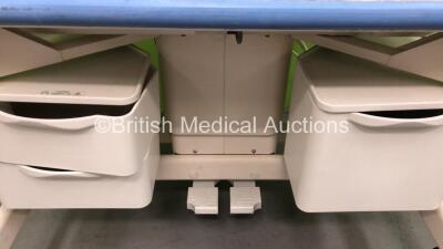 Air-Shields Isolette C2000 Infant Incubator Version 3.01 (Powers Up) - 3