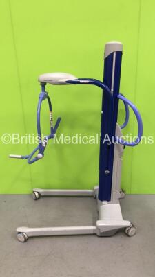 Arjohuntleigh Maxi Move Patient Hoist with Battery and Controller (Powers Up) *SN KMC-20079* *G*