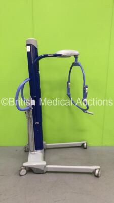 Arjohuntleigh Maxi Move Patient Hoist with Battery and Controller (Powers Up) *SN KMC-20080* *S*