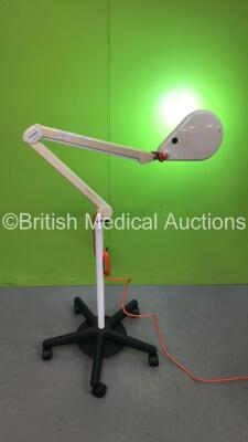 Daray Medical MAG700 Patient Examination Lamp on Stand (Powers Up with Good Bulb)