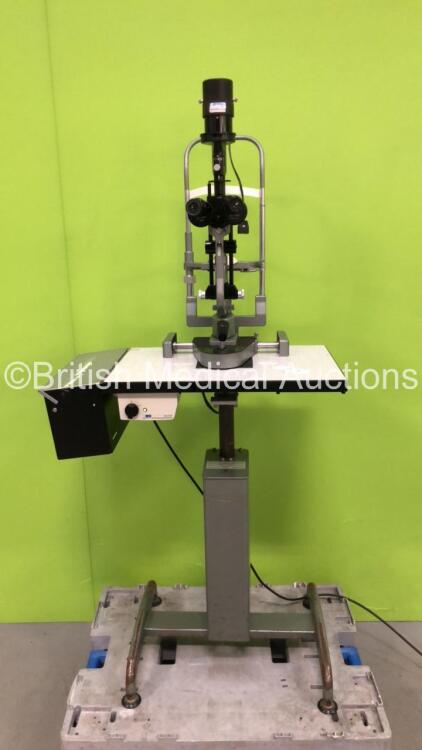 Haag-Streit B 900 Slit Lamp with 2 x 10x Eyepieces on Hydraulic Table (Powers Up) *SN NA*