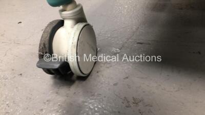 Atom V-2100G Baby Incubator (Powers Up with Damaged Wheel - See Photo) *1534415* - 5