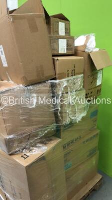 Pallet Including Large Quantity of Disposable Bed Pads, Catering Gloves, Plasters and Plastic Containers - 3