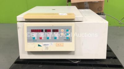 Heraeus Labofuge 400R Centrifuge (Powers Up)