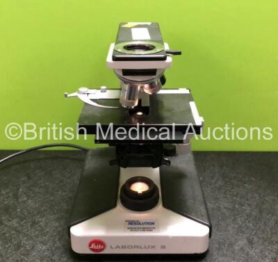 Leitz Laborlux S Bench Microscope with 1 x Leitz EF 40/0.65 Optic, 1 x EF 10/0.25 Optic, 1 x EF 4/0.12 Optic and 1 x Zeiss 100/1,25 Oel (Powers Up with Good Bulb) *SN 512859 / 105599*