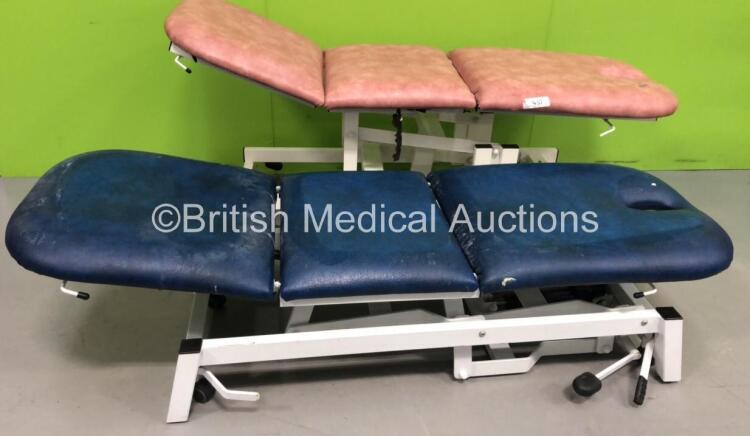 2 x Hydraulic Patient Couches (Both Tested Working, 1 with Torn Cushion-See Photo)