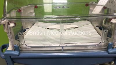 Drager Caleo Infant Incubator *Software Version - 2.11* with Mattress (Powers Up, Damaged Casing and Missing Covers - See Photos) - 4