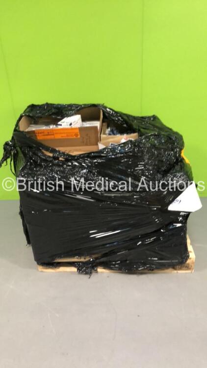 Pallet of Mixed Consumables Including Face Masks, Safety Spectacles and Paediatric Oxygen Masks (Out of Date)