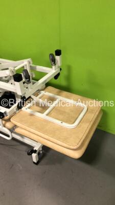 2 x Huntleigh Electric Patient Examination Couches with Controller (Both Power Up) *S/N IPS-09673* - 4