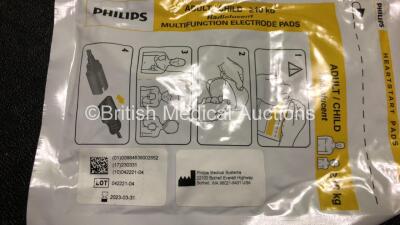 2 x Philips FR3 Heartstart Defibrillators in Carry Cases with 4 x Batteries and 2 x Philips Electrode Packs *Both Expire 2023* (Both Power Up and Pass Self Test) *SN C12L-00170 / C12L-00096* - 6