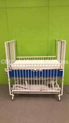 Huntleigh Electric Infant Cot with Mattress and Controller (Powers Up) *S/N CKM016887*