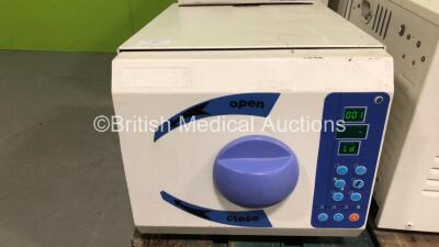 MDS Medical LF-8L Steam Steriliser (Powers Up)