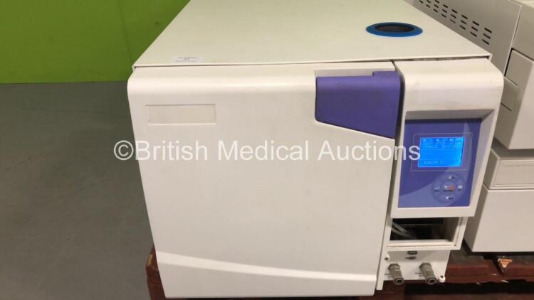 MDS Medical YS-22L-E Steam Steriliser (Powers Up - Missing Cover - See Pictures)