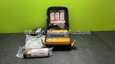 Medtronic Lifepak 1000 Defibrillator Software Version 2.51 (Powers Up with 2 x Batteries, 1 x ECG Electrodes in Carry Case (Powers Up) *SN 320371500242*