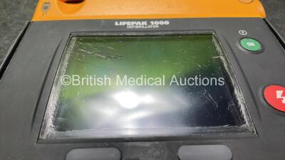 Physio Control Lifepak 1000 Defibrillator Software Version V2.51 with 1 x Medtronic Lifepak 1000 Battery Pack (Powers Up with Cracked Screen-See Photo*SN 40095636* - 2