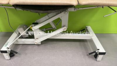 Plinth Co Electric Patient Examination Couch with Controller (Powers Up) *S/N NA* - 2