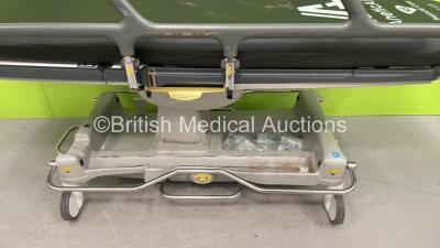 Anetic Aid QA3 Hydraulic Patient Examination Couch with Mattress (Hydraulics Tested Working) *S/N 1010602243* - 4