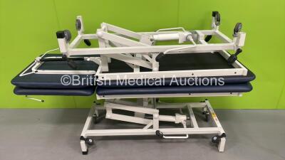 2 x Huntleigh Hydraulic Patient Examination Couches (Hydraulics Tested Working) *S/N IPS02148*