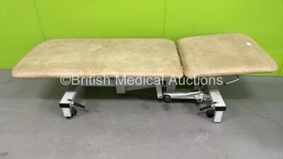 Huntleigh Patient Examination Couch (Damaged / Faulty Hydraulics) *S/N NA*