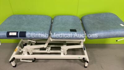 2 x Huntleigh Hydraulic Patient Examination Couches (Hydraulics Tested Working - Rips to Cushions) - 3