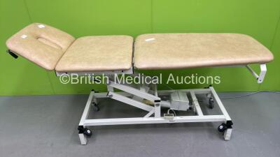 Huntleigh Electric 3 Way Patient Examination Couch with Controller (Powers Up) *S/N 272708*