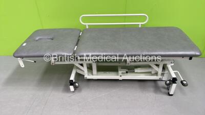 Huntleigh Hydraulic Patient Examination Couch (Hydraulics Tested Working - Small amount of Damage to Couch - See Pictures) *S/N 490585*