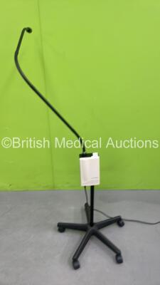 Welch Allyn 84744 Mobile Patient Examination Lamp on Stand (Powers Up with Good Bulb) *A/N EPA44513*