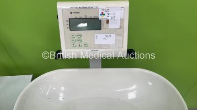 1 x Marsden Multifunction Weighing Scale and 3 x Marsden Baby Weighing Scales on Tables *S/N 9EC035337* - 5