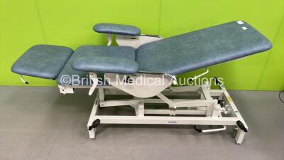 Huntleigh Akron Hydraulic Patient Examination Couch with Controller (Hydraulics Tested Not Fully Functional) *S/N P444155*