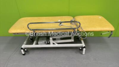 Huntleigh Electric Patient Examination Couch with Controller (Powers Up) *LP*