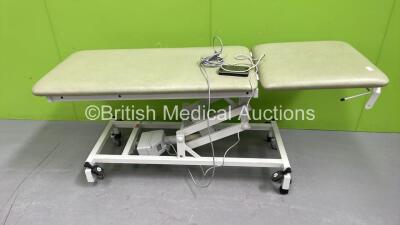 Huntleigh Electric Patient Examination Couch with Controller (No Power - Rip to Cushion) *LP*