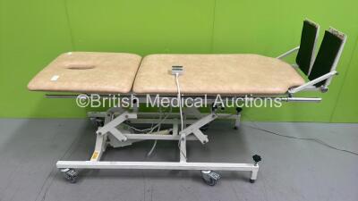 Huntleigh Akron Electric Tilt Patient Examination Couch with Controller (Powers Up) *S/N 889*