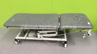 Huntleigh Akron Electric Patient Couch with Controller (Powers Up)