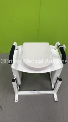 Lift Seat Powered Toilet Seat with Controller (Powers Up) *S/N 203/32*