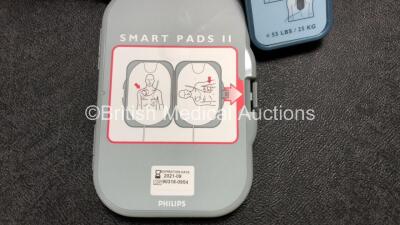 Philips Heartstart FRx Defibrillator with 1 x Battery *Install Date 2021-10* and 1 x Smart Pads II Pack *Expired* in Carry Case (Powers Up) - 2