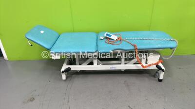 Huntleigh Akron Electric 3 Way Patient Examination Couch with Controller (Powers Up - Rips to Cushion) *S/N 498705*