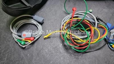 Medtronic Lifepak 12 Biphasic Defibrillator *Mfd 2004* P/N VLP12-02-005382 (Powers Up and Passes Self Test, Damage to Casing - See Photos) Including ECG, SpO2, NIBP Options with 1 x Ref 1111-000021 4 Lead ECG Lead, 1 x Ref 11111-000023 6 Lead ECG Lead, 2 - 5