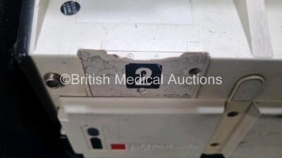 Medtronic Lifepak 12 Biphasic Defibrillator *Mfd 2004* P/N VLP12-02-004437 (Powers Up and Passes Self Test, Slight Damage to Casing - See Photos) Including ECG, SpO2, NIBP Options with 1 x Ref 1111-000021 4 Lead ECG Lead, 1 x Ref 11111-000023 6 Lead ECG L - 8