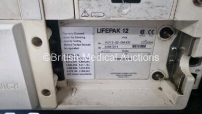 Medtronic Lifepak 12 Biphasic Defibrillator *Mfd 2004* P/N VLP12-02-004437 (Powers Up and Passes Self Test, Slight Damage to Casing - See Photos) Including ECG, SpO2, NIBP Options with 1 x Ref 1111-000021 4 Lead ECG Lead, 1 x Ref 11111-000023 6 Lead ECG L - 10