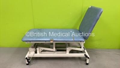 Huntleigh Streamline 225 Patient Examination Couch (Damaged Cushions-See Photos)