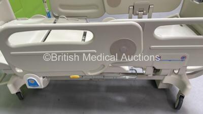 Hill-Rom Avantguard Electric Hospital Bed with Controller, Headboard and Footboard (Powers Up) *S/N RJMT00600* - 4