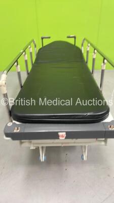 Huntleigh Lifeguard Hydraulic Patient Trolley with Mattress (Hydraulics Tested Working - Damaged - See Pictures - Mattress Water Damaged) *S/N 429721* - 5